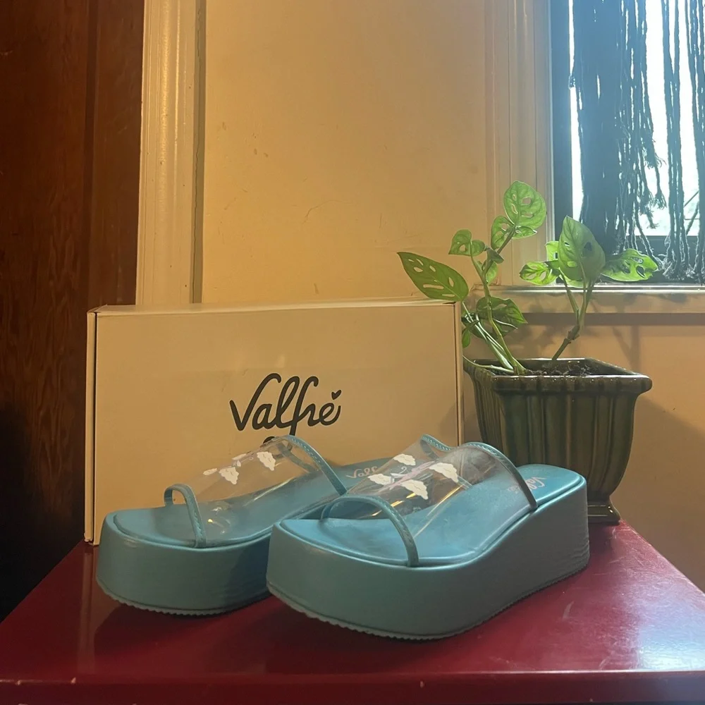 Valfré platform sandals so cute - Picture 4 of 7